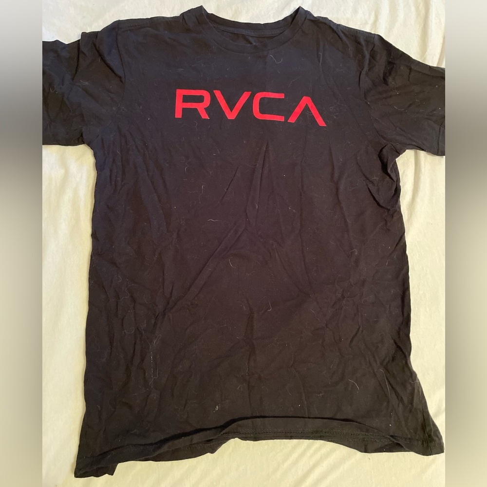 Medium Men’s Black RVCA Tee.